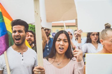 Toplumsal sorunlara karşı sokakta kamu gösterisi ve h