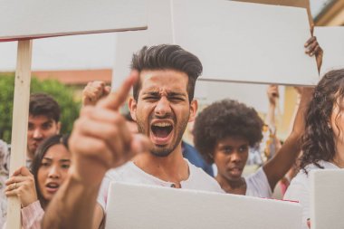 Toplumsal sorunlara karşı sokakta kamu gösterisi ve h