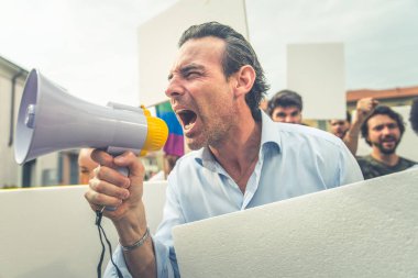 Toplumsal sorunlara karşı sokakta kamu gösterisi ve h