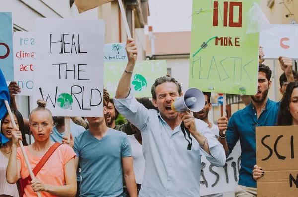 Veřejná demonstrace na ulici proti globálnímu oteplování a po — Stock fotografie