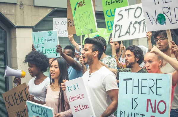 Manifestação pública na rua contra o aquecimento global e a po — Fotografia de Stock