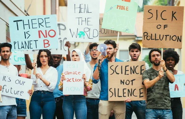 Veřejná demonstrace na ulici proti globálnímu oteplování a po — Stock fotografie