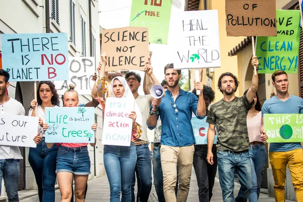 Veřejná demonstrace na ulici proti globálnímu oteplování a po — Stock fotografie