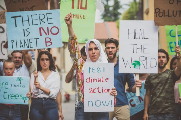 Publiczna Demonstracja na ulicy przed globalnym ociepleniem i po — Zdjęcie stockowe
