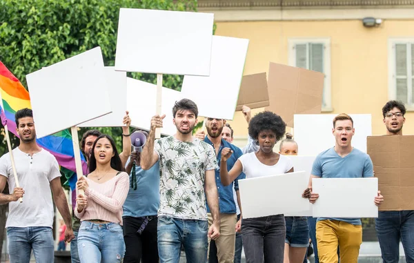 Общественная демонстрация на улице против социальных проблем и — стоковое фото