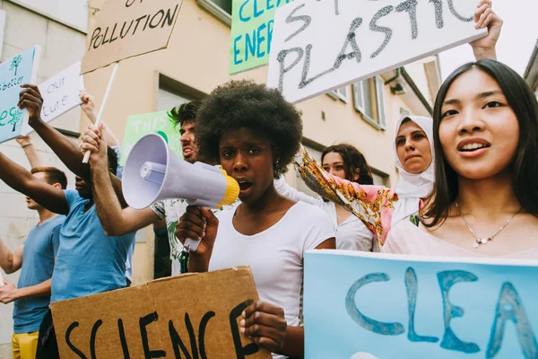 Öffentliche Demonstration auf der Straße gegen Erderwärmung und Klimawandel — Stockfoto