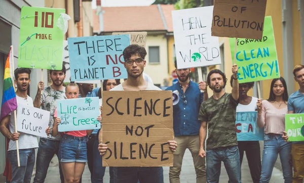 Veřejná demonstrace na ulici proti globálnímu oteplování a po — Stock fotografie