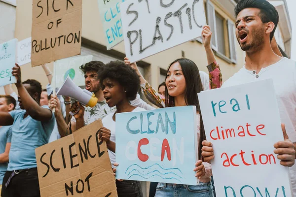 Veřejná demonstrace na ulici proti globálnímu oteplování a po — Stock fotografie