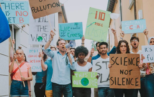 Veřejná demonstrace na ulici proti globálnímu oteplování a po — Stock fotografie