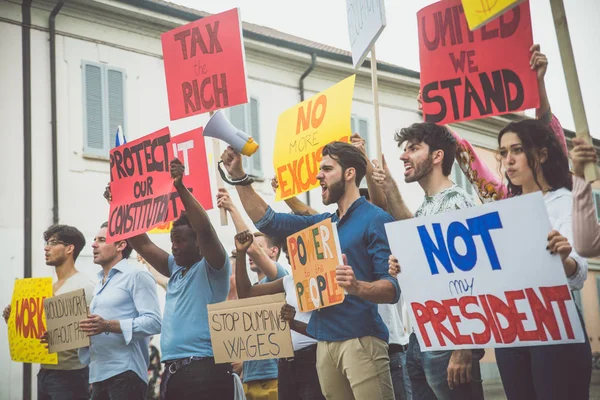 Veřejná demonstrace na ulici proti sociálním problémům a h — Stock fotografie