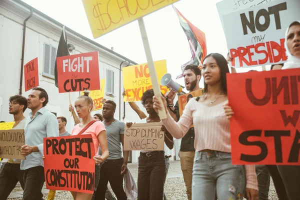 Veřejná demonstrace na ulici proti sociálním problémům a h — Stock fotografie