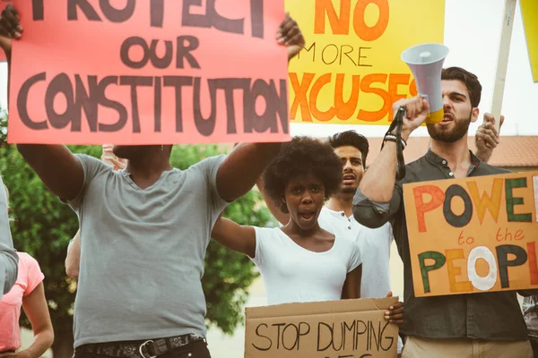Δημόσια διαδήλωση στο δρόμο ενάντια στα κοινωνικά προβλήματα και η — Φωτογραφία Αρχείου