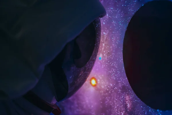 Astronot pencereden derin uzay, galaksi ve gezegenler bakıyor — Stok fotoğraf