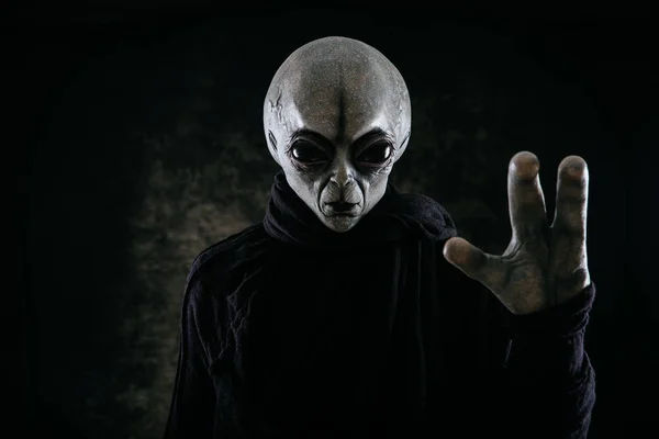 La criatura alienígena tiene un mensaje para los humanos. Tipo gris humanoide de — Foto de Stock