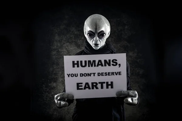 A criatura alienígena tem uma mensagem para os humanos. humanóide tipo cinza de — Fotografia de Stock