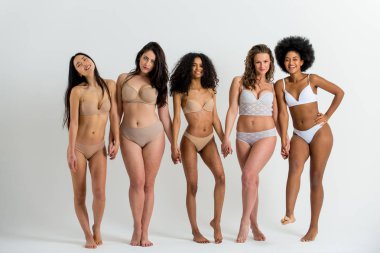 Güzel kadın çamaşırlarıyla poz