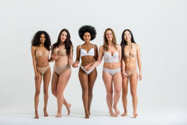 Güzel kadın çamaşırlarıyla poz