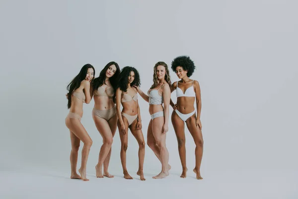 Piękne kobiety pozowanie w bieliźnie — Zdjęcie stockowe
