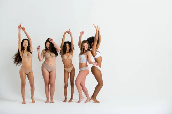 Hermosas mujeres posando en ropa interior — Foto de Stock