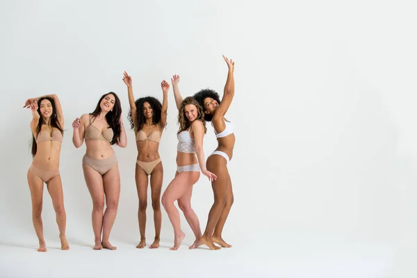 Hermosas mujeres posando en ropa interior — Foto de Stock