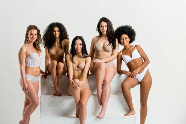 Mooie vrouwen poseren in ondergoed — Stockfoto