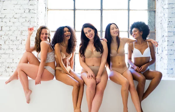 Vackra kvinnor poserar i underkläder — Stockfoto
