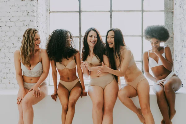 Belle donne in posa in biancheria intima — Foto Stock