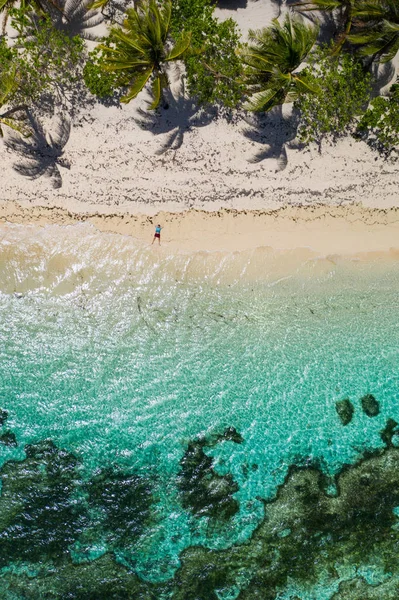 필리핀의 열대 해변에서 관광객 — 스톡 사진
