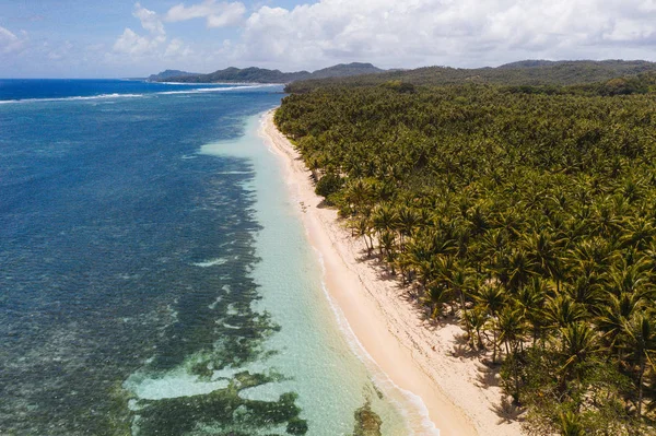 Touriste sur une plage tropicale aux Philippines — Photo