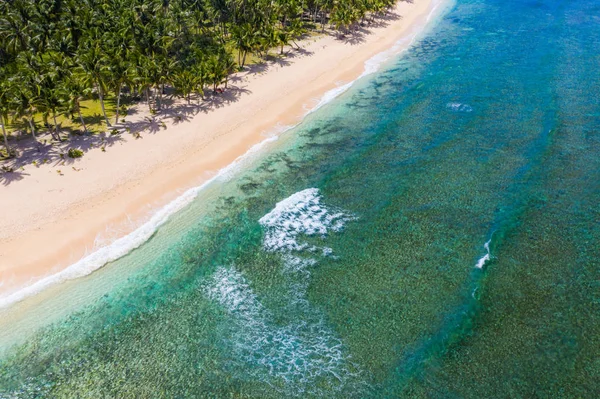 Turista em uma praia tropical nas Filipinas — Fotografia de Stock