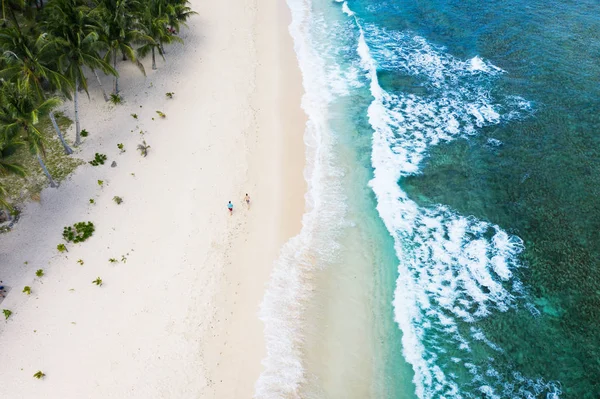 Turist på en tropisk strand i Filippinerna — Stockfoto
