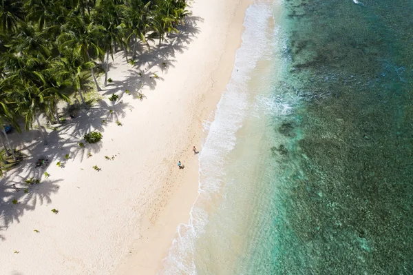 Turista em uma praia tropical nas Filipinas — Fotografia de Stock