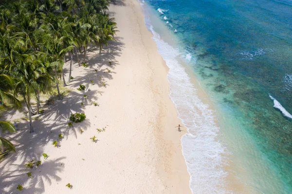Touriste sur une plage tropicale aux Philippines — Photo