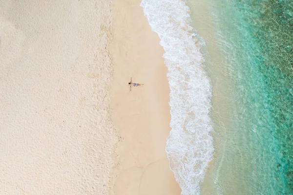 Τουριστικός σε μια τροπική παραλία στις Φιλιππίνες — Φωτογραφία Αρχείου
