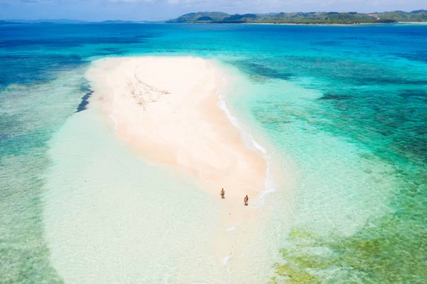 Plage tropicale aux Philippines, île nue — Photo