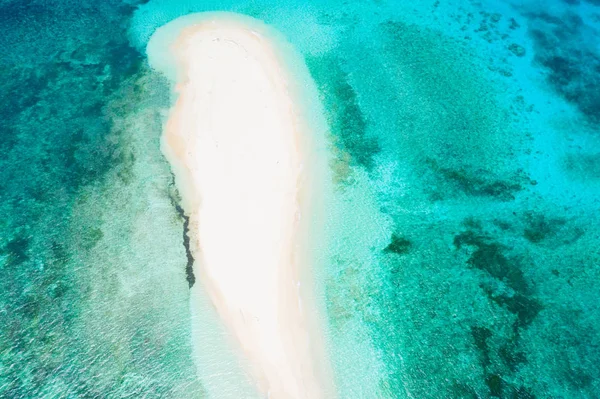Tropischer Strand auf den Philippinen, nackte Insel — Stockfoto