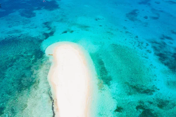 Tropischer Strand auf den Philippinen, nackte Insel — Stockfoto