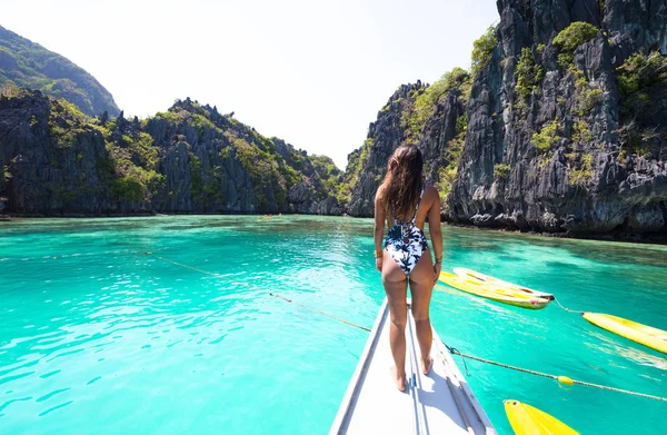 Donna Kayak Nella Piccola Laguna Nido Palawan Filippine Travel Blogger — Foto Stock