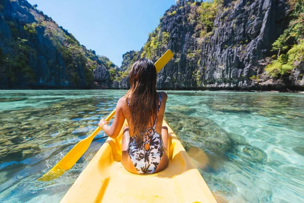 Kobieta Spływy Kajakowe Małej Lagunie Nido Palawan Filipiny Travel Blogger — Zdjęcie stockowe