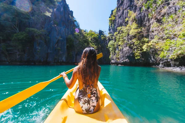 Mujer Navegando Kayak Laguna Pequeña Nido Palawan Filipinas Blogger Viajes —  Fotos de Stock