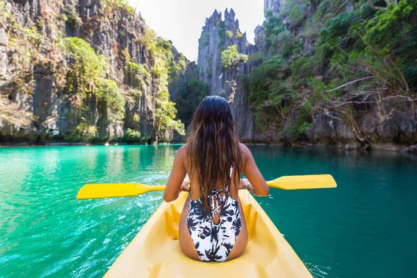 Mujer Navegando Kayak Laguna Pequeña Nido Palawan Filipinas Blogger Viajes —  Fotos de Stock