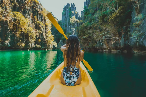 Mujer Navegando Kayak Laguna Pequeña Nido Palawan Filipinas Blogger Viajes — Foto de Stock
