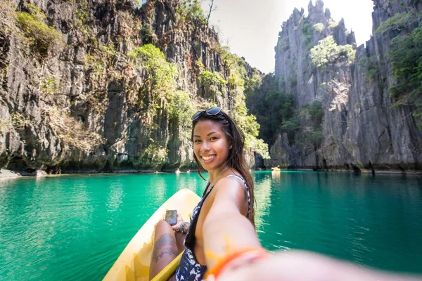 Mujer Navegando Kayak Laguna Pequeña Nido Palawan Filipinas Blogger Viajes —  Fotos de Stock