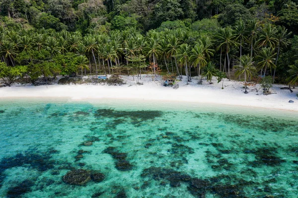 Tropical Beach i El Nido, Palawan, Filippinerna — Stockfoto