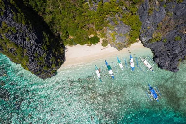 Playa tropical en El Nido, Palawan, Filipinas — Foto de Stock
