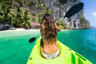 El Nido, Filipinler küçük lagün içinde kadın kano