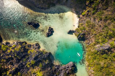 El Nido, Palawan, Filipinler içinde tropikal plaj