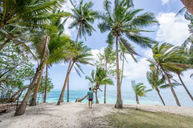 Filipinler 'de tropikal bir plajda turist