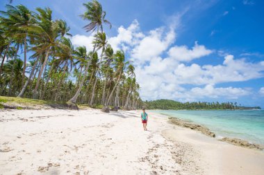 Filipinler 'de tropikal bir plajda turist