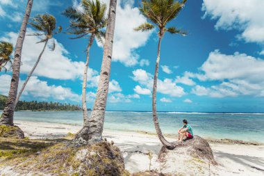 Filipinler 'de tropikal bir plajda turist